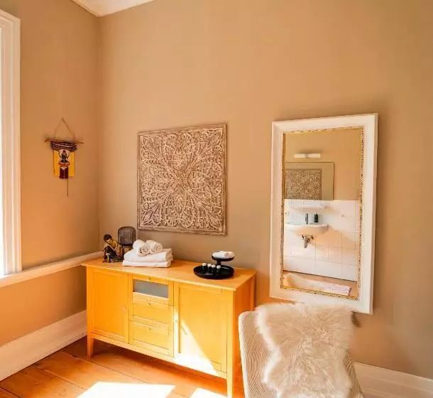 Hotelli Schloss Harkensee