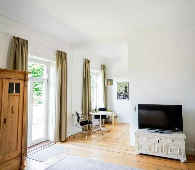 Hotelli Schloss Harkensee