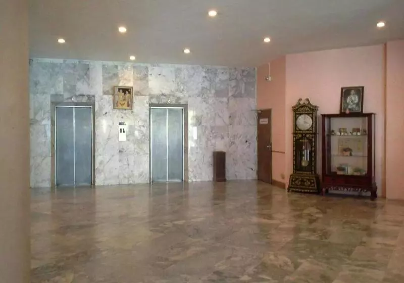 ホテル Jansom Chumporn