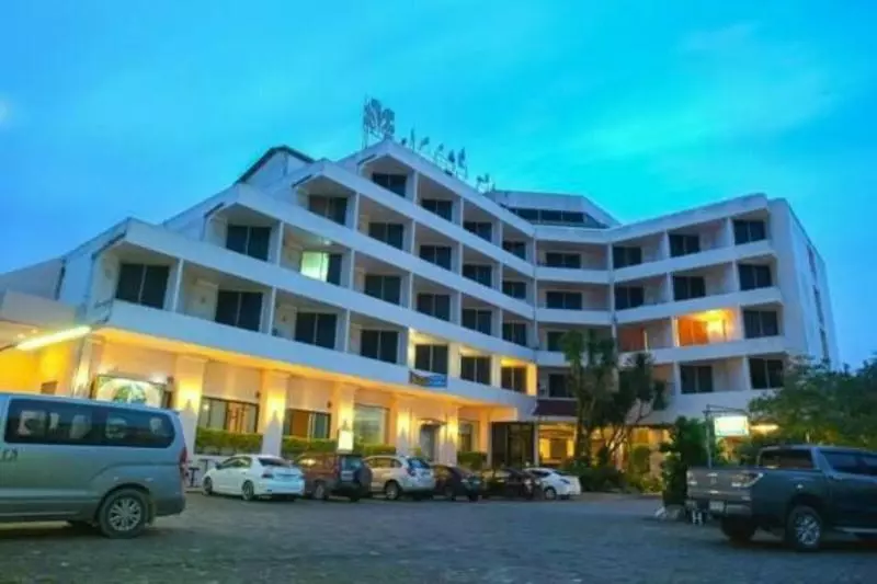 ホテル Jansom Chumporn