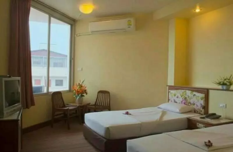 ホテル Jansom Chumporn