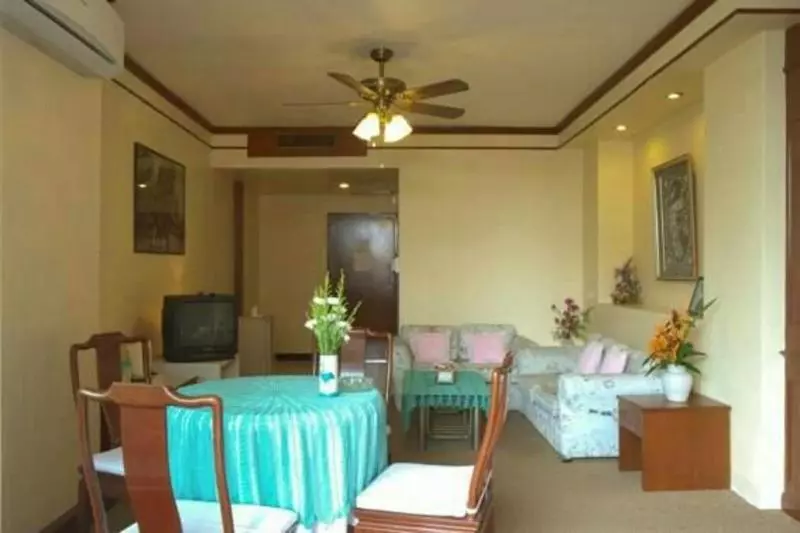 ホテル Jansom Chumporn