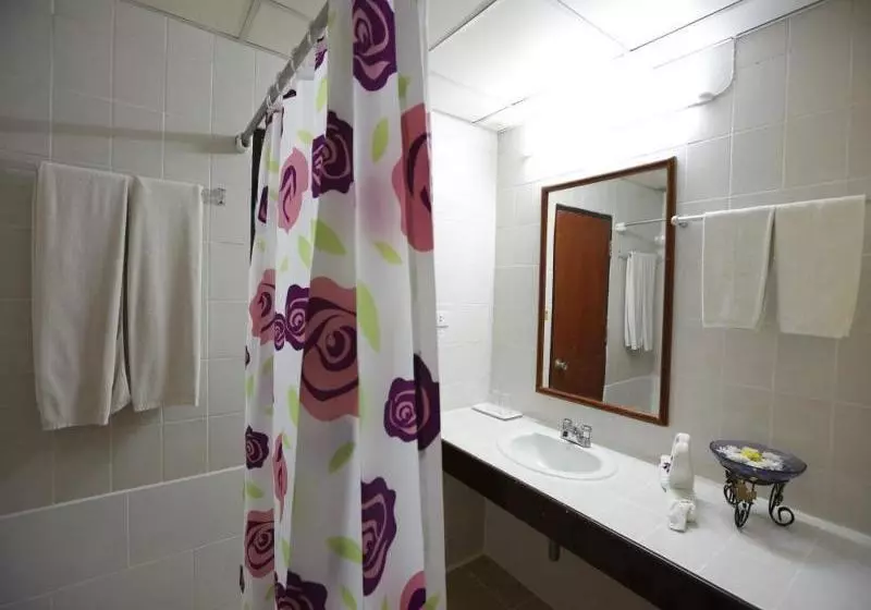 ホテル Jansom Chumporn