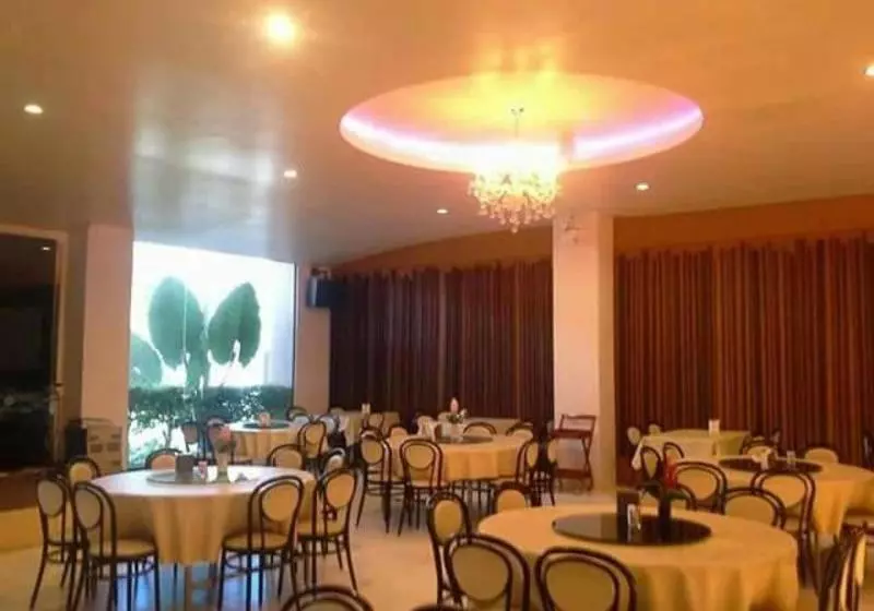 ホテル Jansom Chumporn