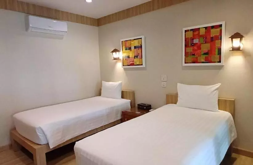 호텔 Uthai River Lake Resort