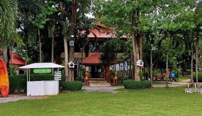 호텔 Uthai River Lake Resort