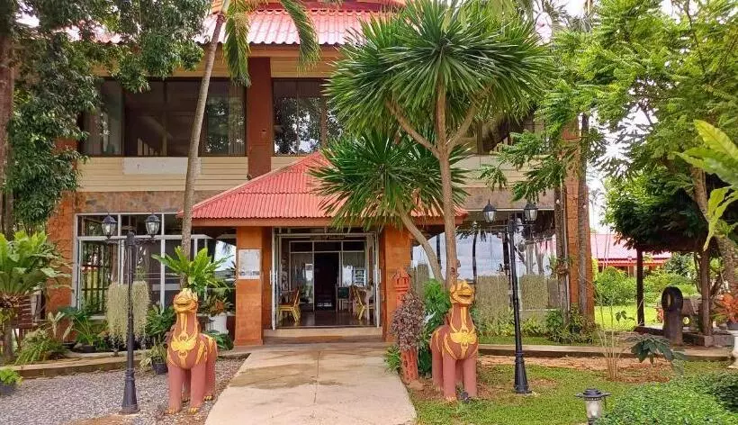 호텔 Uthai River Lake Resort