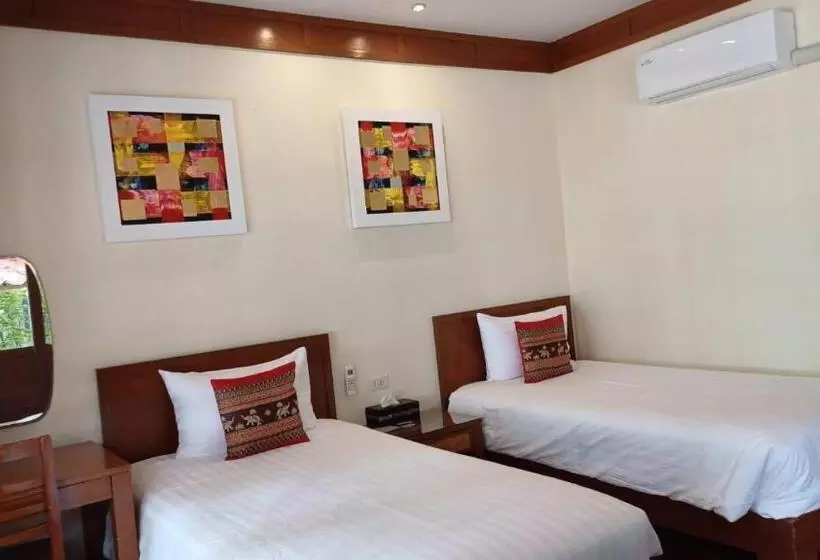 호텔 Uthai River Lake Resort