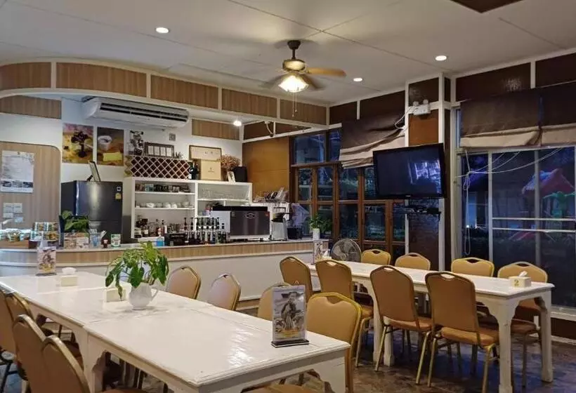 호텔 Uthai River Lake Resort