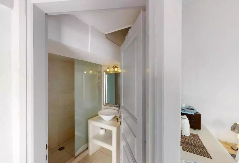 پانسیون Noni Studios