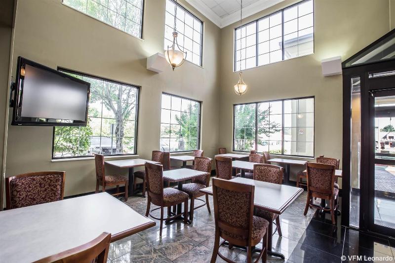 בית מלון כפרי Clarion Suites Duluth I 85