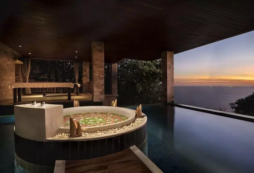 בית מלון כפרי Paresa Resort Phuket