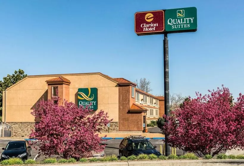 בית מלון כפרי Quality Suites Central