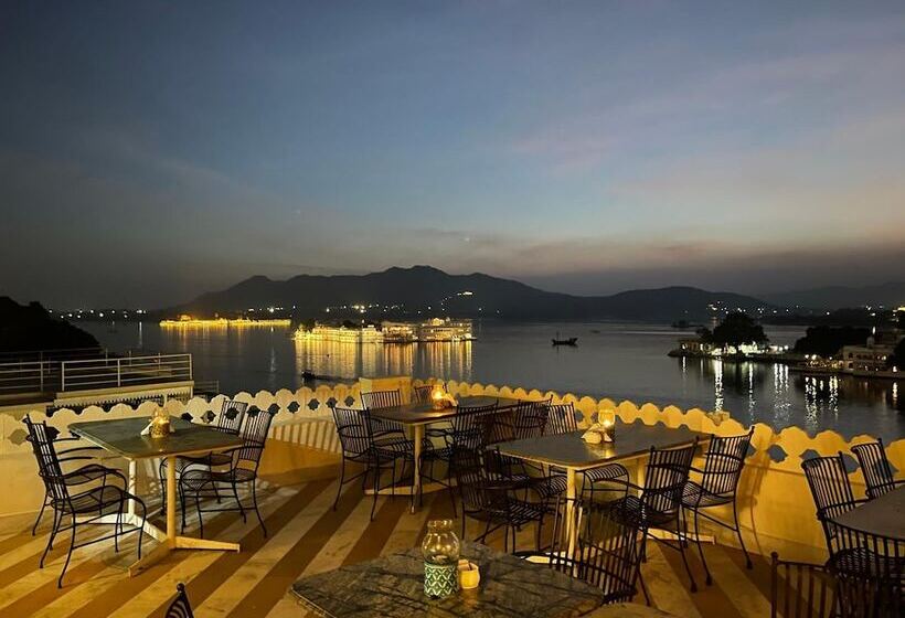 Отель Jaiwana Haveli