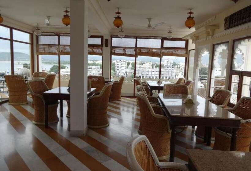 Отель Jaiwana Haveli