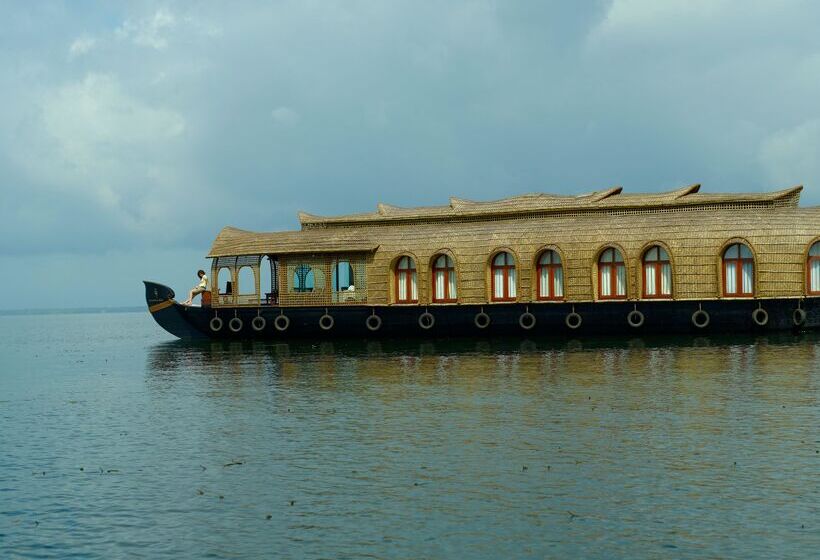 فندق Kumarakom Lake Resort