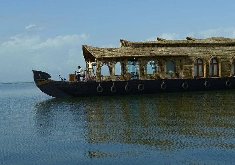 فندق Kumarakom Lake Resort