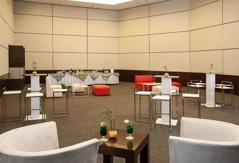 هتل NH Collection México City Airport T2