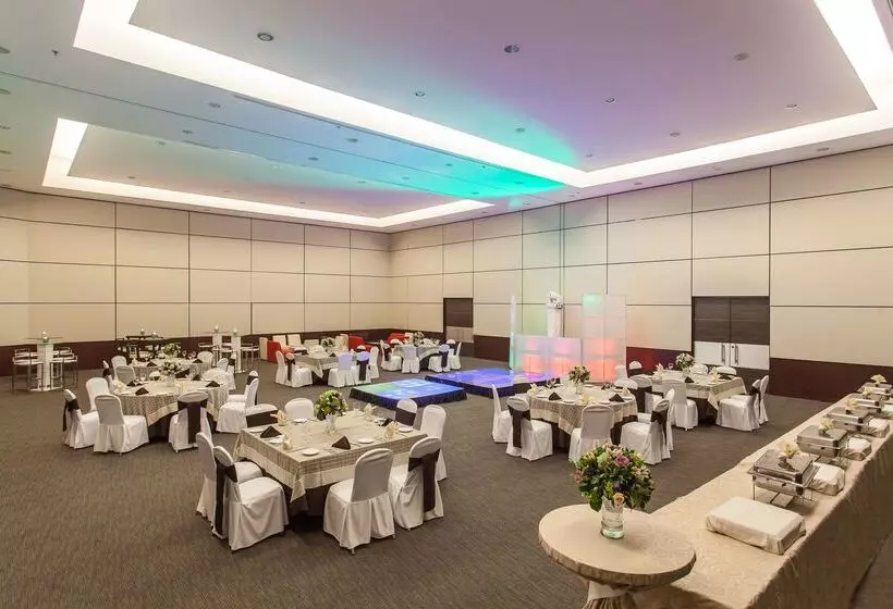 هتل NH Collection México City Airport T2