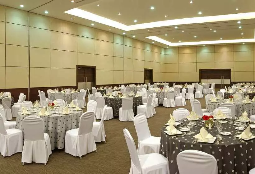 هتل NH Collection México City Airport T2