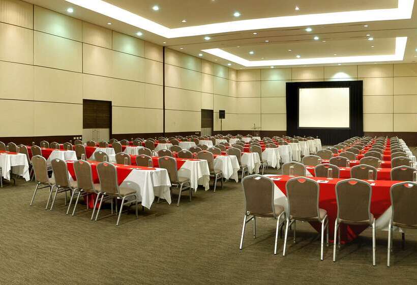 Отель NH Collection México City Airport T2