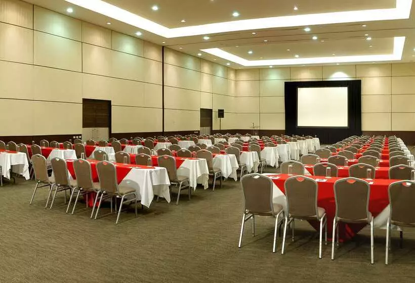 هتل NH Collection México City Airport T2