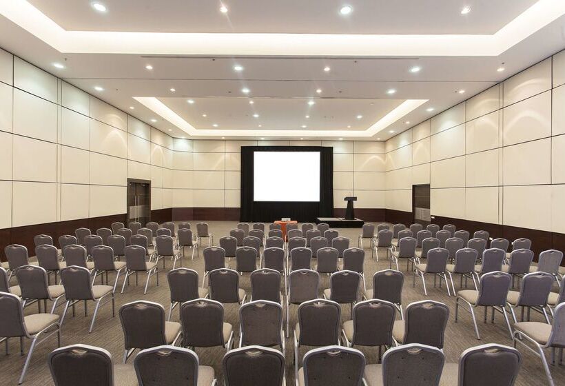 Отель NH Collection México City Airport T2