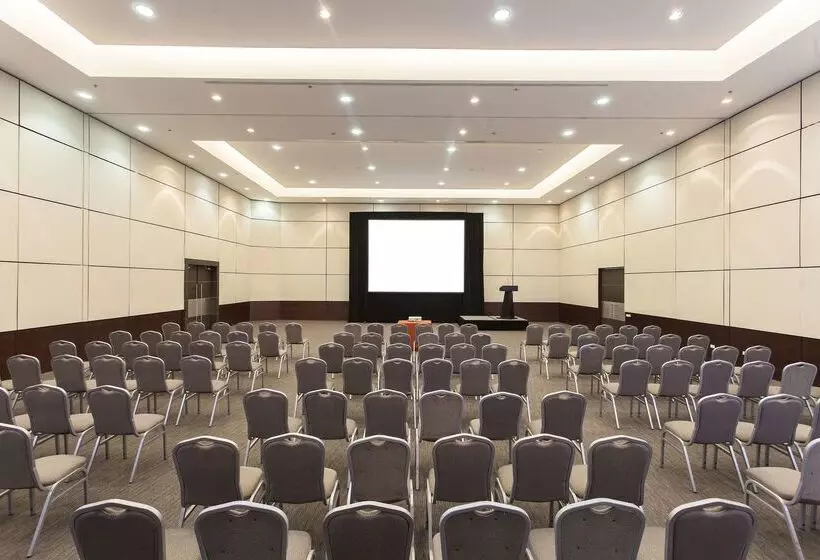 هتل NH Collection México City Airport T2