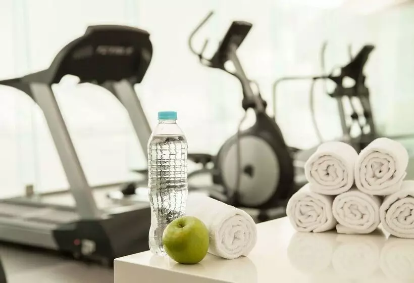 هتل NH Collection México City Airport T2