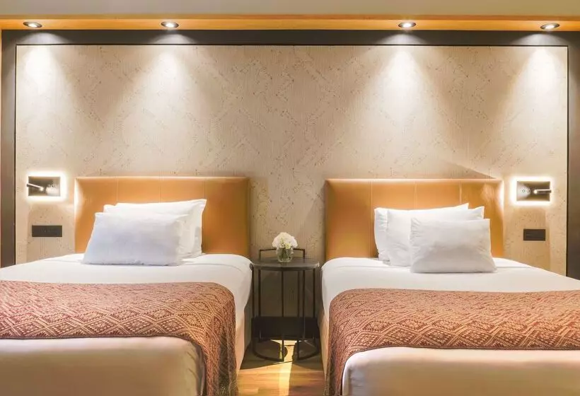 هتل NH Collection México City Airport T2