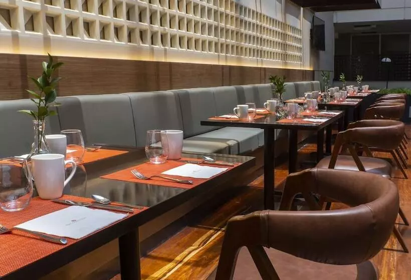 هتل NH Collection México City Airport T2