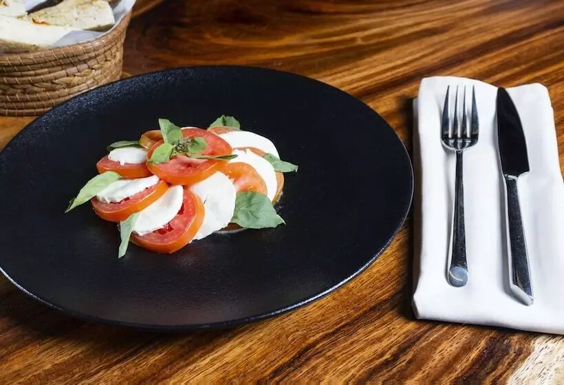 هتل NH Collection México City Airport T2