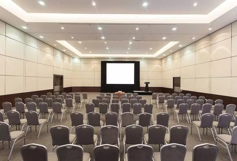 هتل NH Collection México City Airport T2