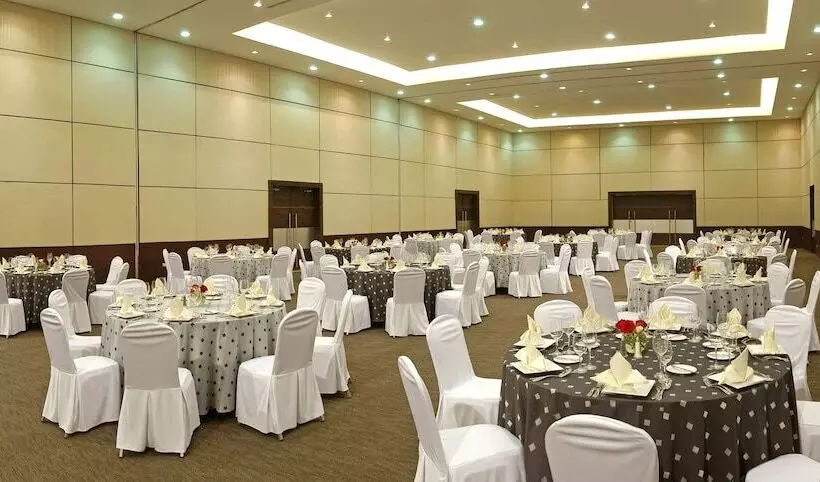 هتل NH Collection México City Airport T2