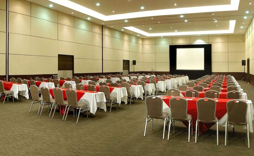 Отель NH Collection México City Airport T2