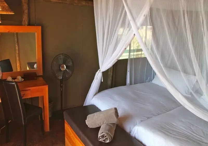 בית מלון כפרי Suricate Tented Kalahari Lodge