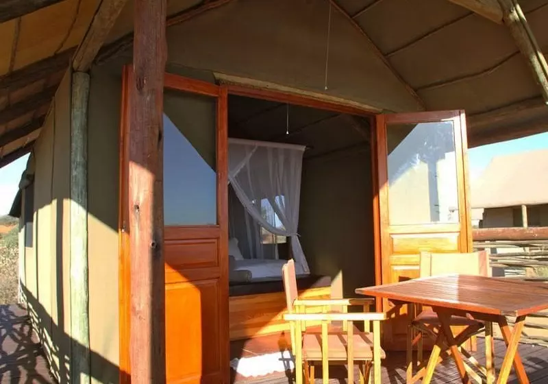 בית מלון כפרי Suricate Tented Kalahari Lodge
