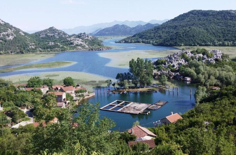 تختخواب و صبحانه Ethno House Osobak