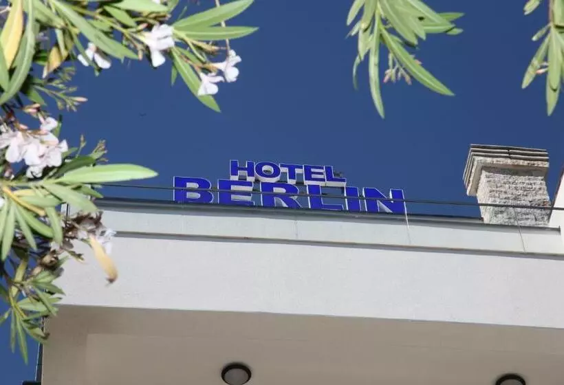 هتل Premium Berlin With Pool