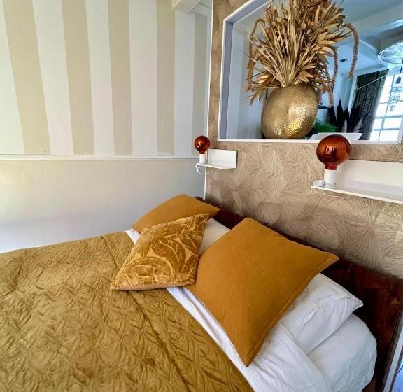 Bed and Breakfast The Enlightened House Luxury Suites