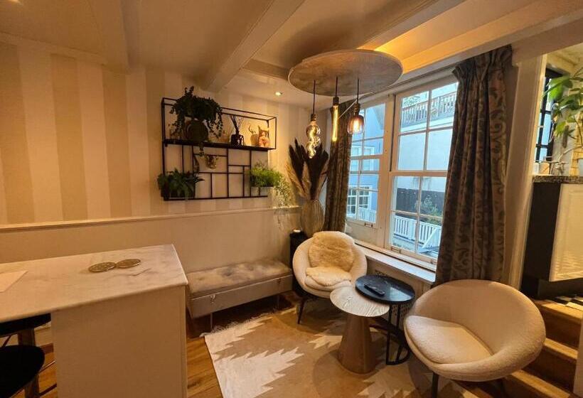 Bed and Breakfast The Enlightened House Luxury Suites