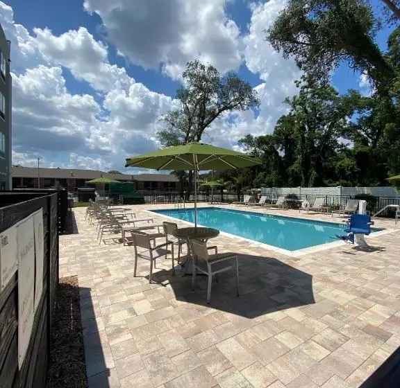 Hotelli Wyndham Garden Orlando Airport   Free Airport Shuttle