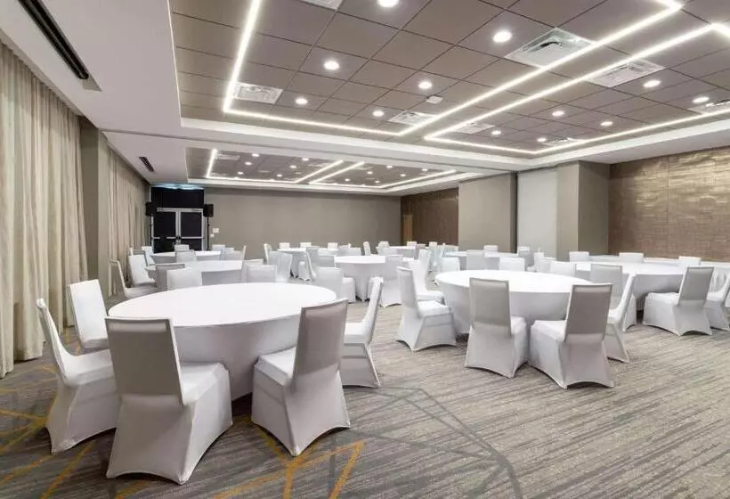 Hotelli Wyndham Garden Orlando Airport   Free Airport Shuttle