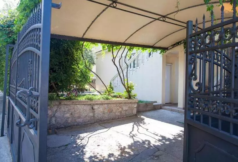 پانسیون Apartments & Rooms Jelka