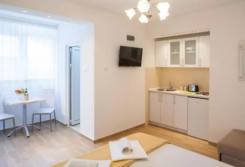 پانسیون Apartments & Rooms Jelka