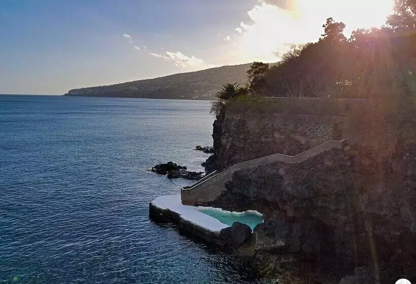 בית מלון כפרי Albatroz Beach & Yacht Club