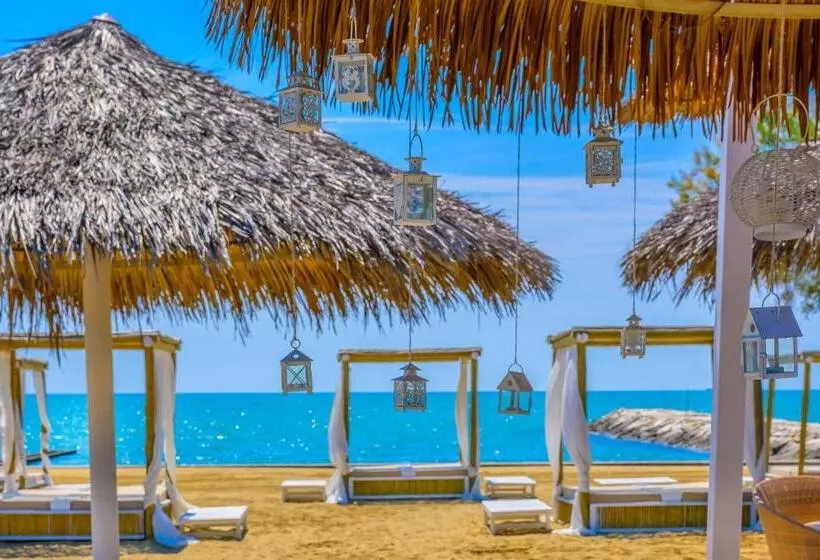 هتل Pareus Beach Resort