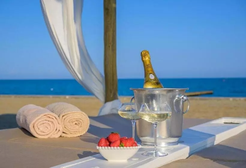 هتل Pareus Beach Resort