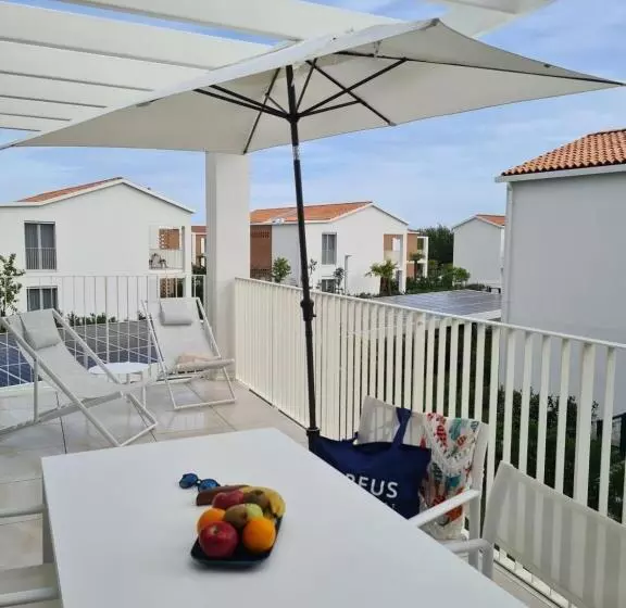 هتل Pareus Beach Resort