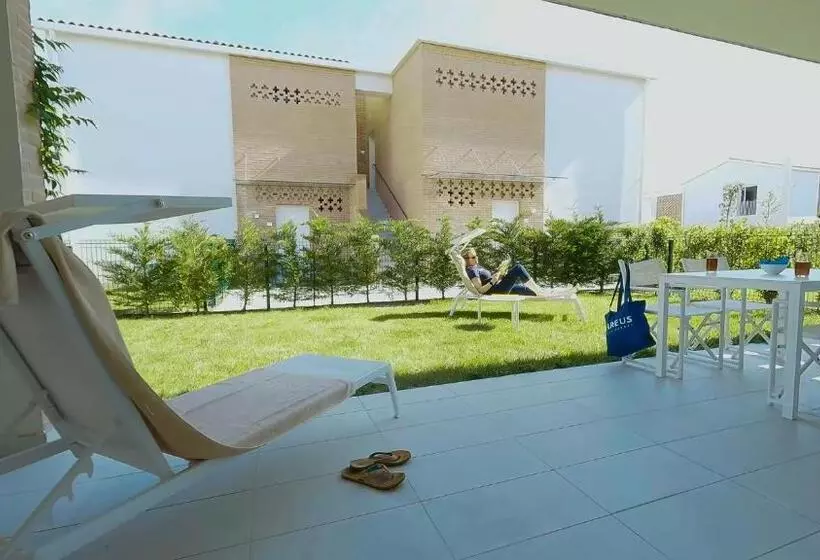 هتل Pareus Beach Resort